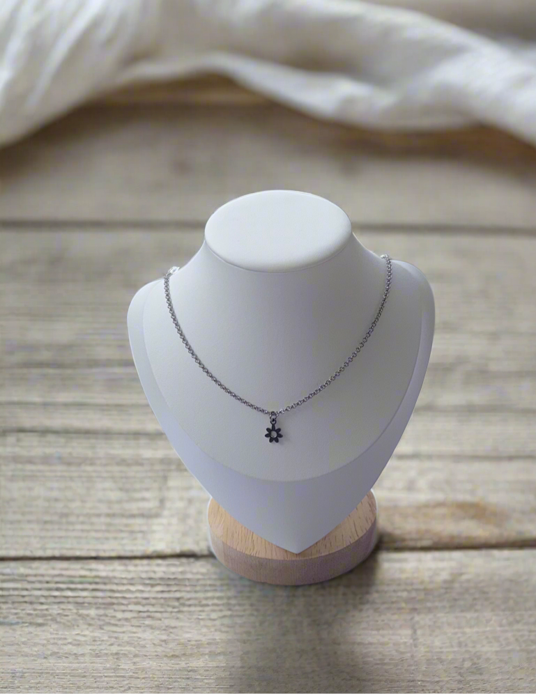 Silver daisy necklace