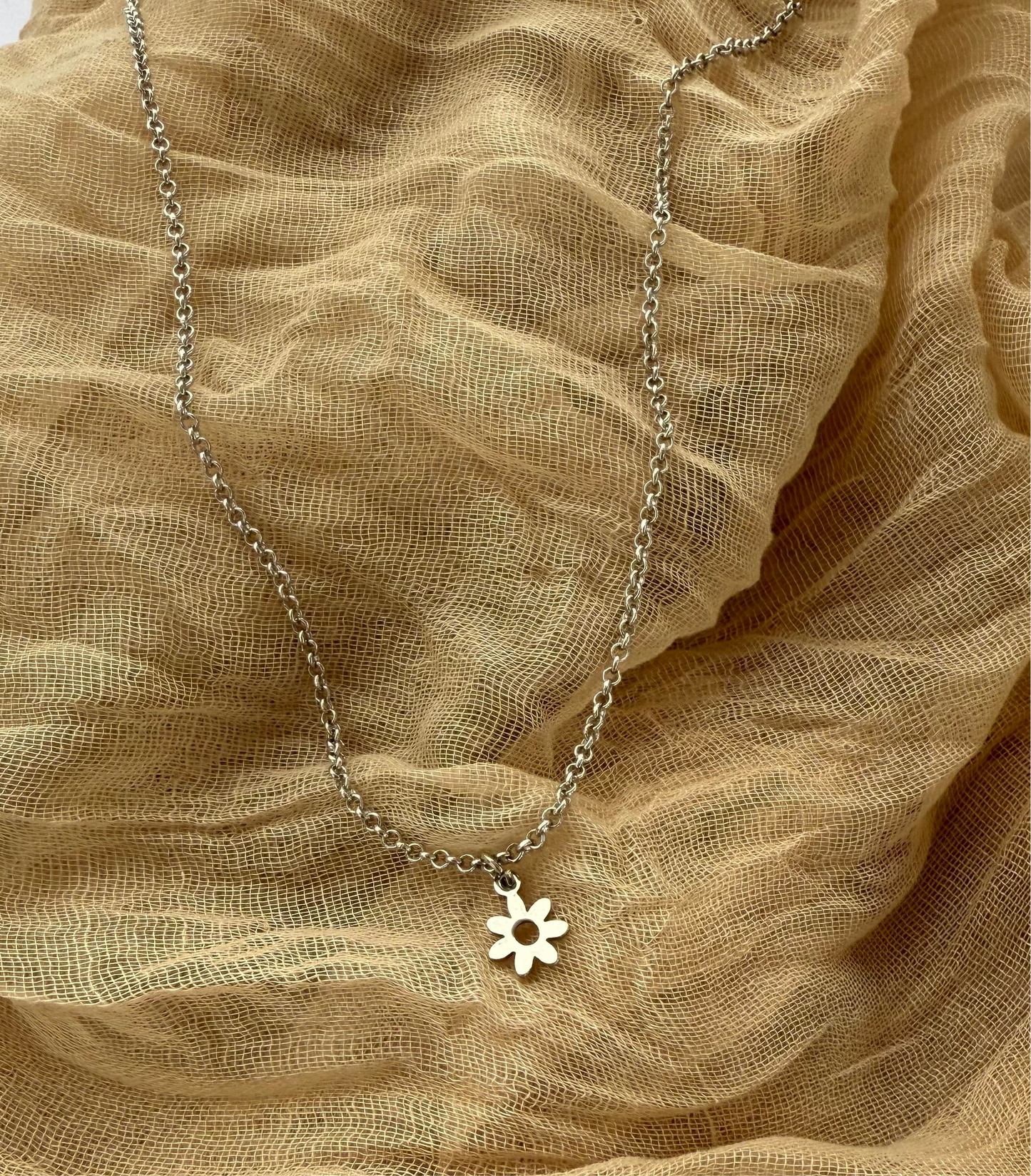 Silver daisy necklace