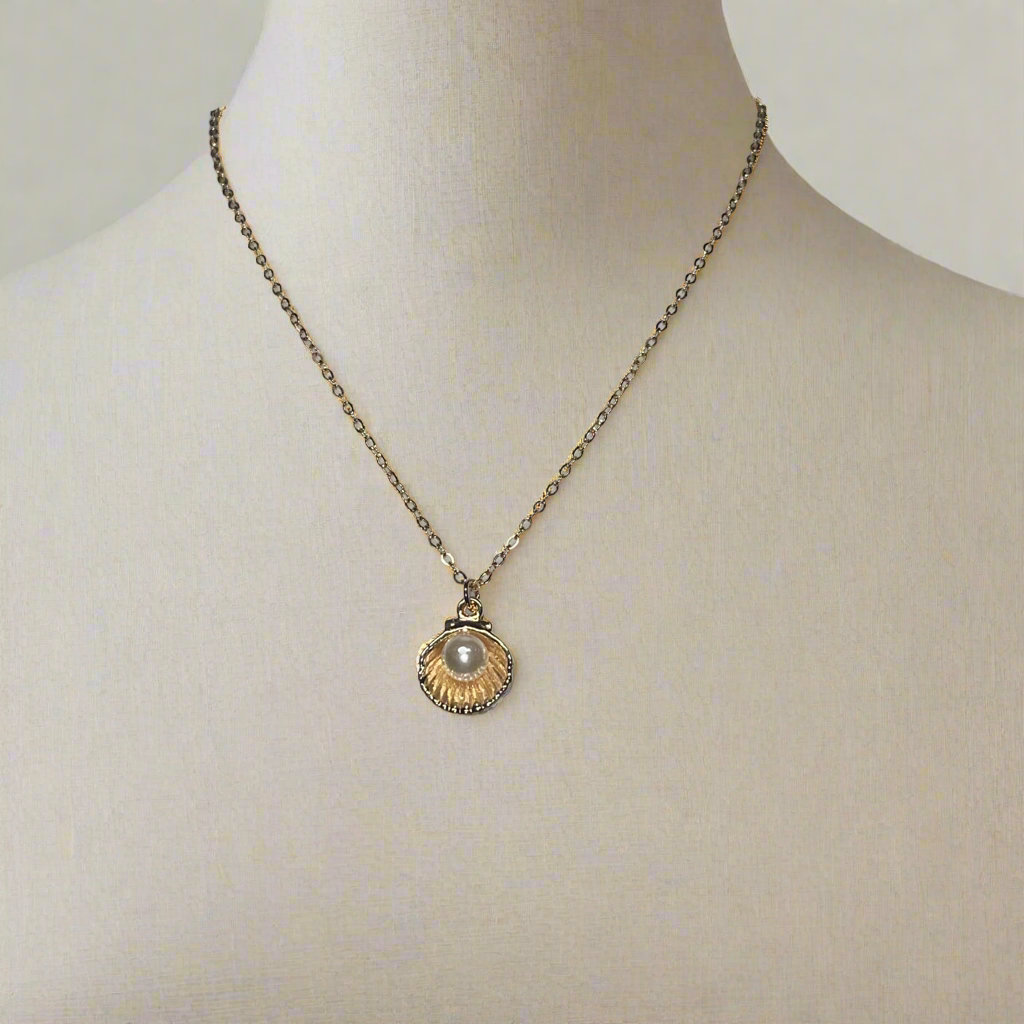 Seashell gold necklace